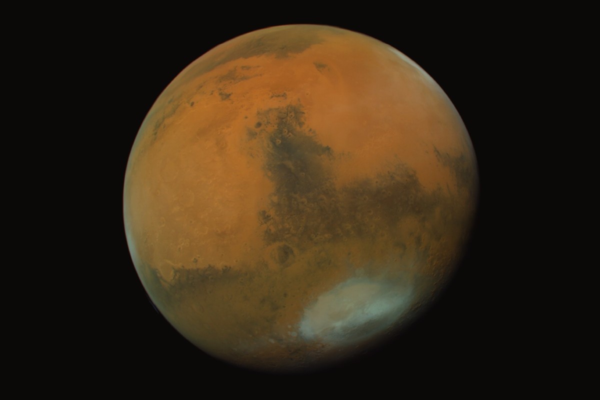 Vue globale de Mars montrant des régions claires et sombres. La ferrihydrite est à l'origine de la teinte ocre observée dans les régions claires.
