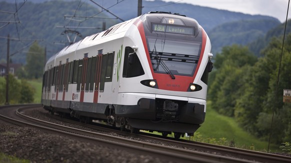 ARCHIVBILD ZUR UMWELTFREUNDLICHEN UMRUESTUNG DER SBB FLIRT-ZUEGE AM MONTAG, 30. OKTOBER 2017 - A Regio Stadler FLIRT suburban train of Swiss Federal Railways SBB heading towards Laufen is underway in  ...