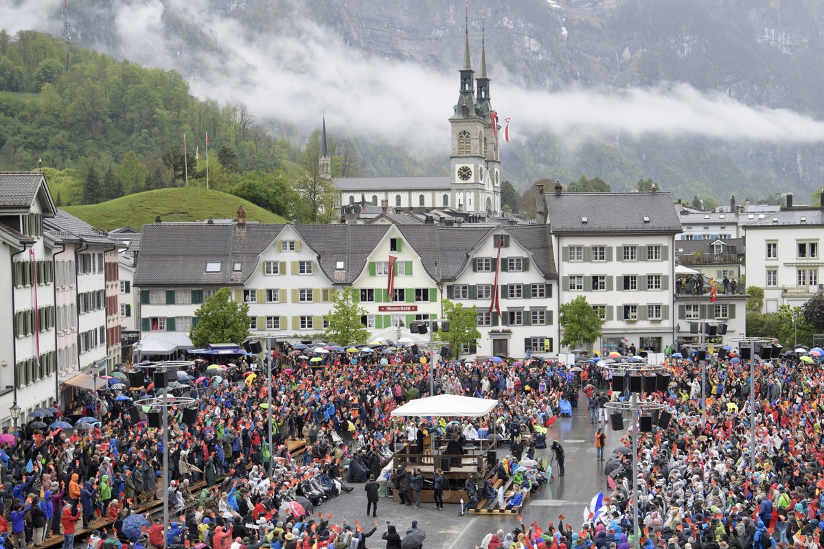 Abstimmung an der Landsgemeinde am Sonntag, 7. Mai 2017 in Glarus. Die Versammlung, die jedes Jahr am ersten Mai-Sonntag stattfindet, ist das oberste gesetzgebende Organ des Gebirgskantons. Sie ist ei ...