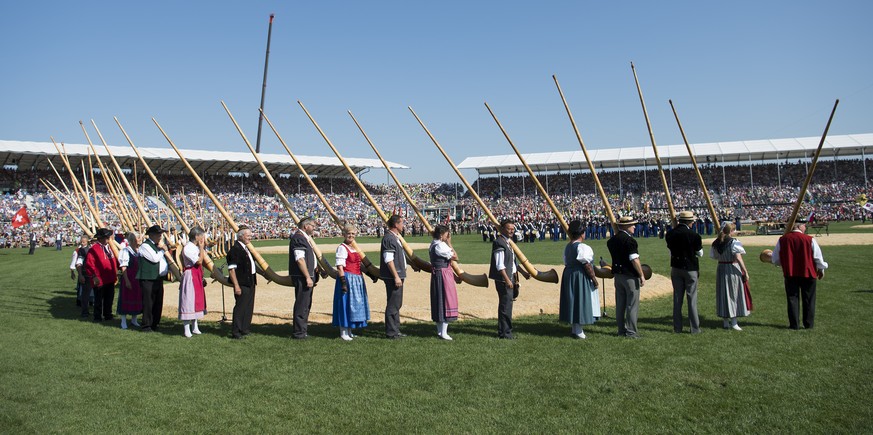 Alphornblaeser marschieren in der Arena ein waehrend dem Festakt, am Eidgenoessischen Schwing- und Aelplerfest (ESAF) Estavayer2016 in Payerne, am Sonntag, 28. August 2016. (KEYSTONE/Jean-Christophe B ...