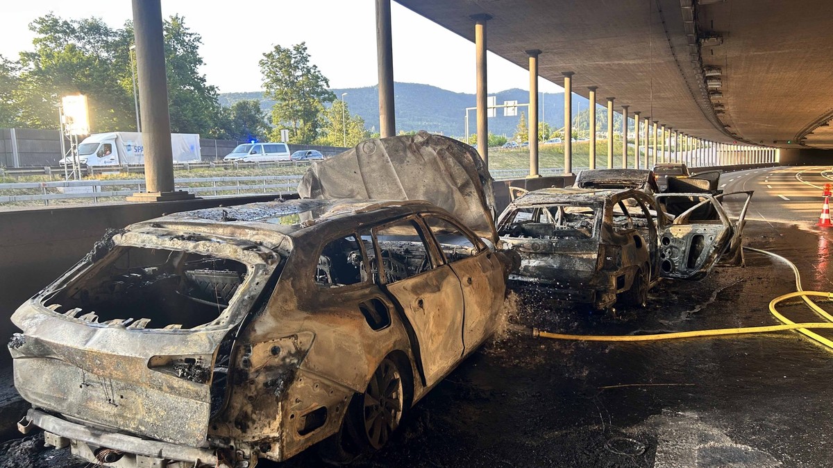 Massenkarambolage-auf-A1-mehrere-Fahrzeuge-in-Brand