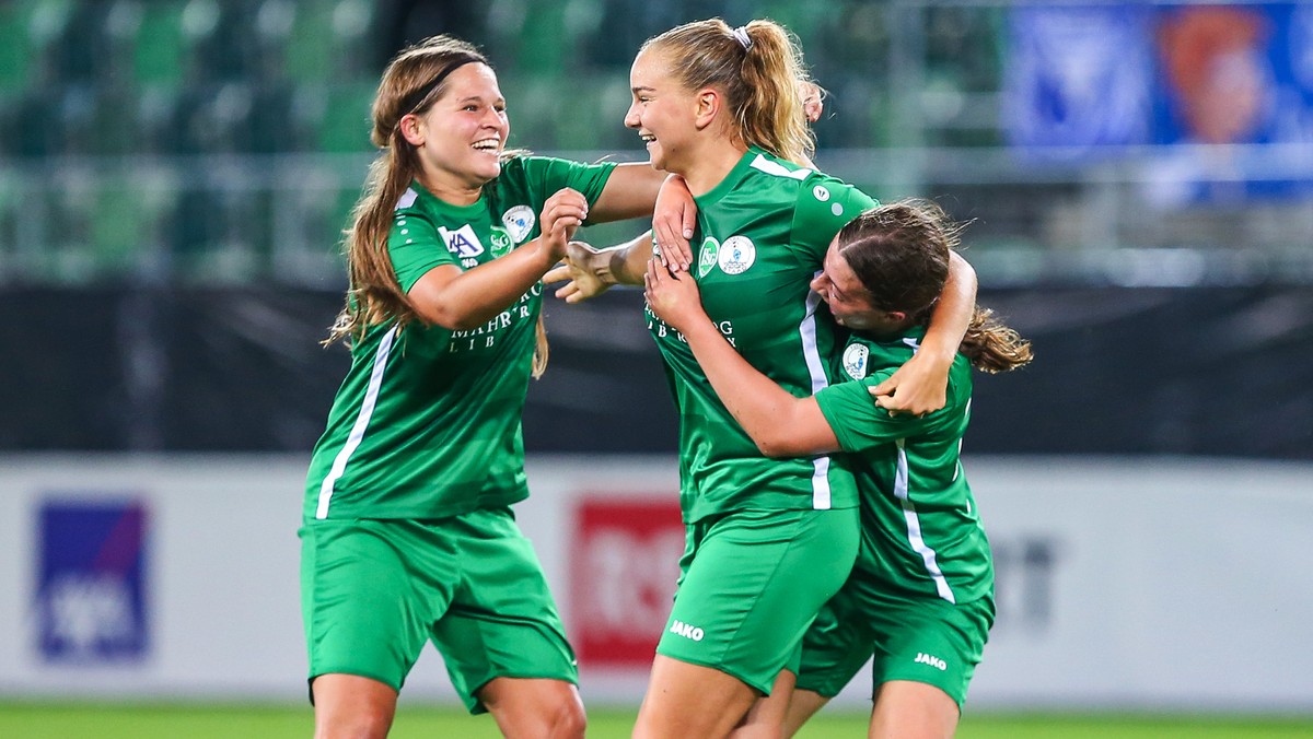 St. Gallens Doppeltorschuetzin Victoria Bischof, Mitte, freut sich ueber ihren Treffer zum 1:0, zusammen mit Jennifer Wyss, links, und Anna Sutter, rechts, aufgenommen beim Fussball AXA Women