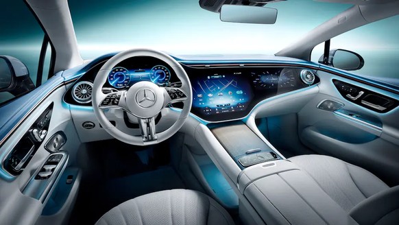 Gegen Aufpreis ist der Mercedes EQE mit dem vom EQS bekannten Hyperscreen, der sich über das ganze Cockpit zieht, ausgestattet.
