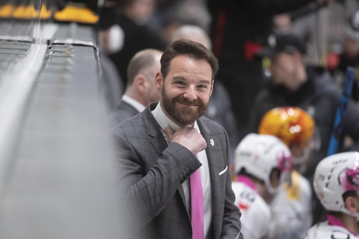 Ajoie's Coach Julien Vauclair, during the preliminary round game of the National League 2021/22 between HC Lugano against HC Ajoie at the ice stadium Corner Arena in Lugano, Tuesday, March 1, 202 ...