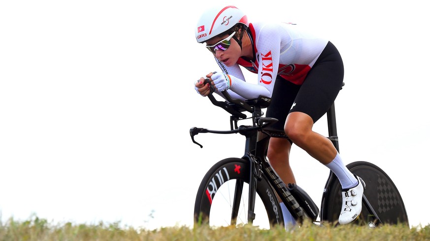 epa08693944 Marlen Reusser of Switzerland is on her way to win the silver medal in the women&#039;s Elite Individual Time Trial at the UCI 2020 Road Cycling World Championships in Imola, Italy, 24 Sep ...