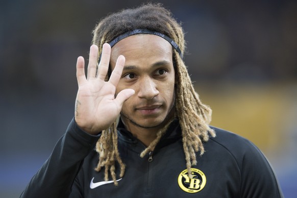 ARCHIV -- ZUM WECHSEL VON YB SPIELER KEVIN MBABU ZUM VFL WOLFSBURG, STELLEN WIR IHNEN FOLGENDES BILDMATERIAL ZUR VERFUEGUNG -- YBs Kevin Mbabu winkt im Fussball Meisterschaftsspiel der Super League zw ...