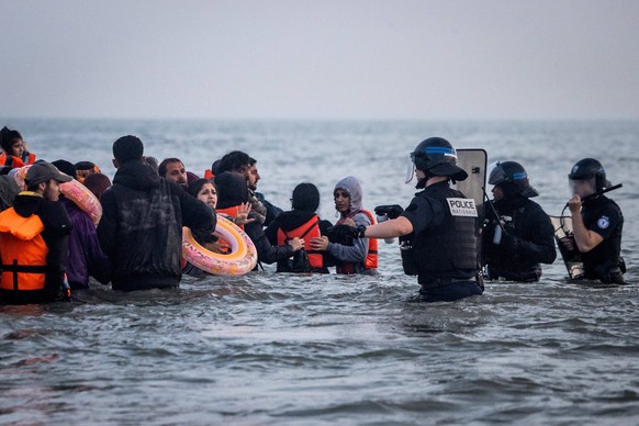 Police stopping migrants crossing the channel Police use riot techniques to disperse migrants attempting to reach a dinghy to cross the English Channel on June 13, 2025 in Gravelines, France PUBLICATI ...