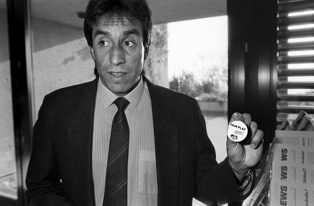 Roberto Rojas, Torhueter der Fussball-Nationalmannschaft von Chile, haelt am Sitz der FIFA in Zuerich am 25. Oktober 1989 einen "Fair Play" Ansteckknopf in den Handen. Rojas wurdeam 3. Septe ...