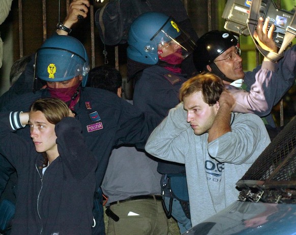 Verhaftete werden von der italienischen Polizei abgeführt.