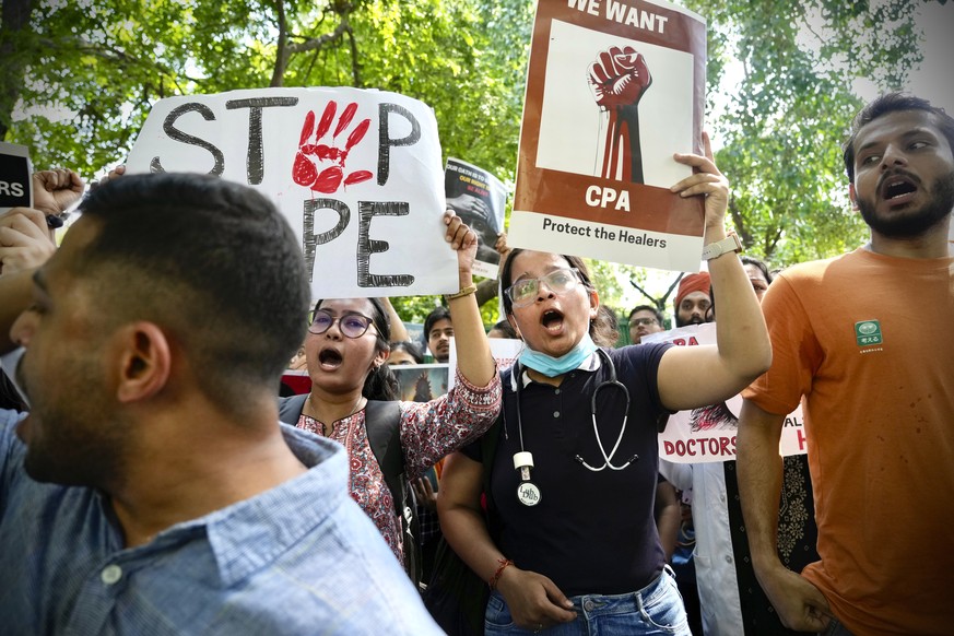 Doctors and paramedics protest against the rape and killing of a trainee doctor in Kolkata at a government hospital last week, as they gather in front of the Indian health minister&#039;s office, in N ...