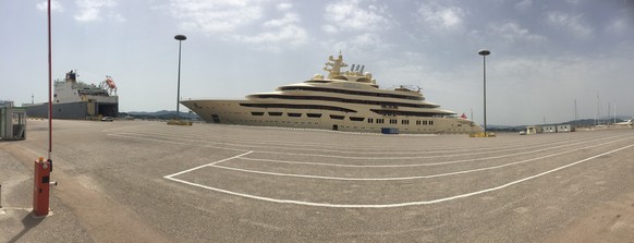 Rate mal, welche dieser 9 fetten Super-Yachten ein Raketenabwehrsystem hat
habe letzte woche dieses kleine ding für 600mio $ in olbia neben einem Containetschiff entdeckt... so gross das es in keinem  ...