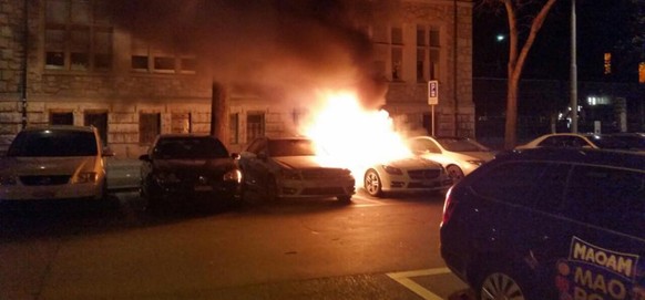 Mehrere Autos gingen in Flammen auf.