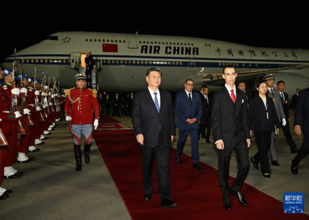 Xi Jinping sort de son avion Air China