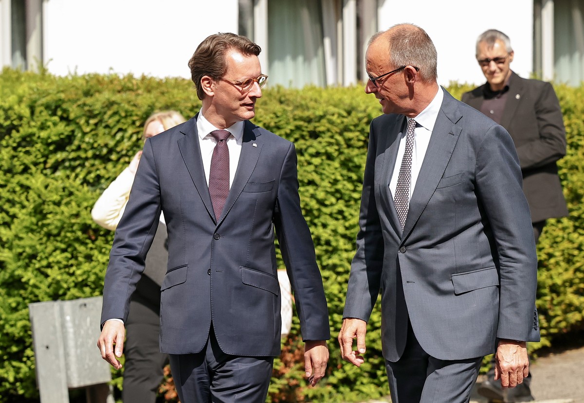 epa13008431 German Chancellor Friedrich Merz (R) and North Rhine-Westphalia State Premier Hendrik Wuest arrive for the CDU North Rhine-Westphalia closed-door meeting in Meschede, Germany, 01 June 2026 ...