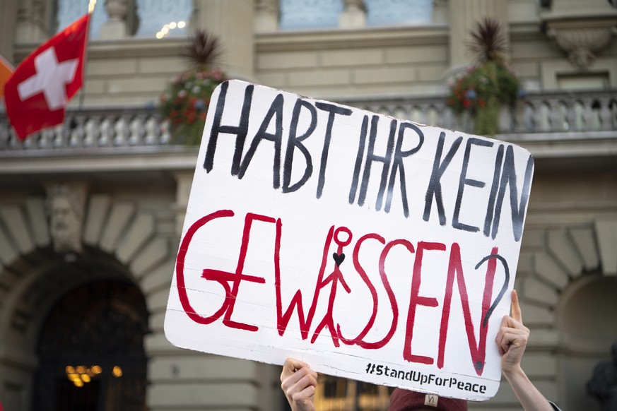 Demonstranten protestieren waehrend einer Aktion gegen Waffenexporte in Buergerkriegslaender vor der Herbstsession der Eidgenoessischen Raete, am Mittwoch, 26. September 2018 auf dem Bundesplatz in Be ...