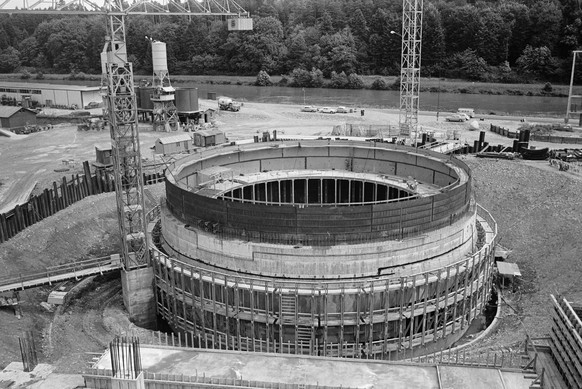 ZUM 50. JAHRESTAG DES BAUBEGINNS DES AKW BEZNAU AM SONNTAG, 6. SEPTEMBER 2015 STELLEN WIR IHNEN FOLGENDES BILDMATERIAL ZUR VERFUEGUNG - Der &#039;Panzer&#039; fuer den Reaktor des ersten schweizerisch ...