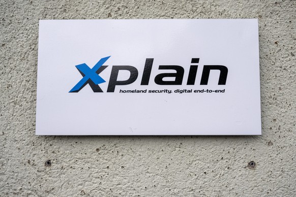Sicht auf das Logo am Hauptsitz der IT-Firma Xplain, am Sonntag, 2. Juli 2023, in Interlaken. Die IT-Firma wurde im letzten Mai gehackt. Die Software des Unternehmens wird bei Polizei-, Gerichts- und  ...