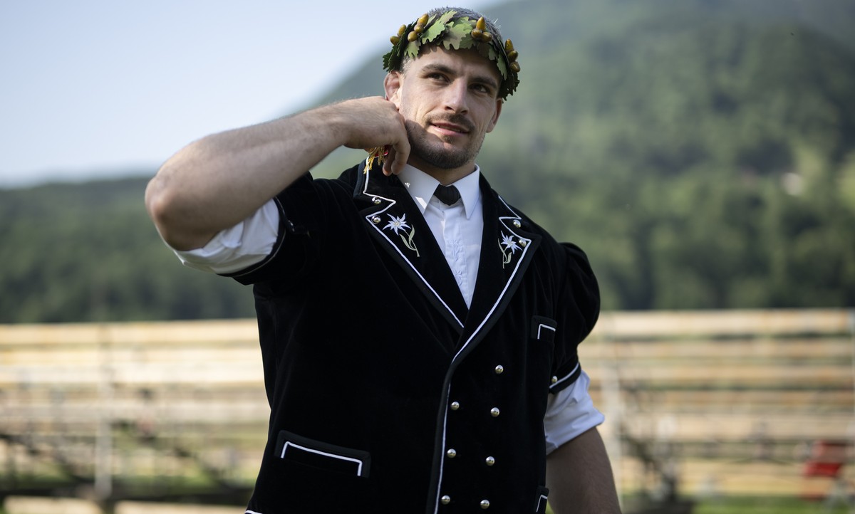 Festsieger Samuel Giger (1b) posiert beim Glarner Buendner Schwingfest, am Pfingstmontag, 9. Juni 2025, in Ziegelbruecke. (KEYSTONE/Gian Ehrenzeller)