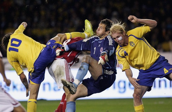 Im Spiel geht es hoch zu und her: Zlatan Ibrahimovic (l.) bedrängt Thomas Kahlenberg und Torhüter Thomas Sörensen. Rechts der schwedische Torschütze Petter Hansson.