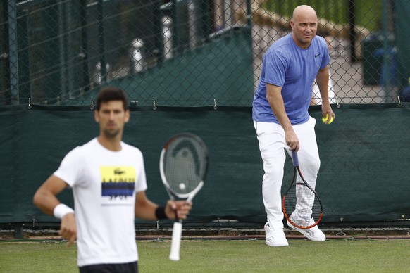 Novak Djokovic of Serbia, front, and his coach Andre Agassi during a training session at the All England Lawn Tennis Championships in Wimbledon, London, Monday, July 3, 2017. (KEYSTONE/Peter Klaunzer)