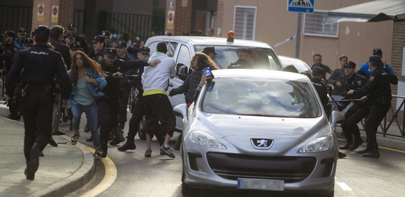 Demonstranten versuchten vergeblich, die Polizei aufzuhalten.