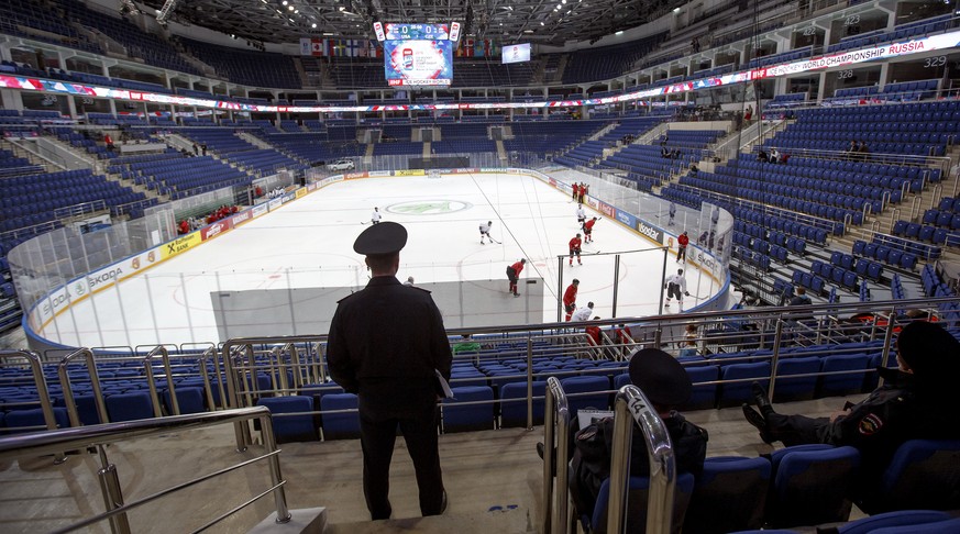 Sicherheitskräfte beobachten das Schweizer Training im Ice Palace von Moskau.