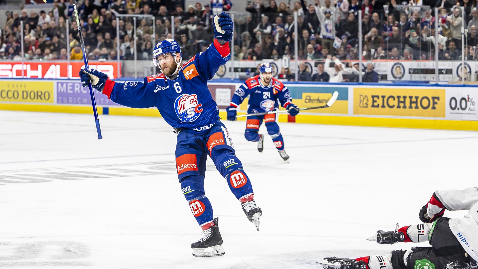 Yannick Weber (ZSC) jubelt nach seinem Tor zum 2:2 im dritten Playoff Final Eishockeyspiel der National League zwischen den ZSC Lions und Lausanne HC, am Samstag, 20. April 2024 in der Swiss Life Aren ...