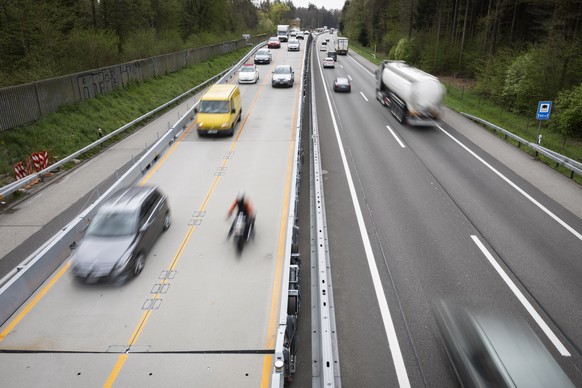 Autos und ein Motorrad fahren ueber die Astra Bruecke auf der Autobahn A1 zwischen Bern und Zuerich am Montag, 8. April 2024 bei Recherswil im Kanton Solothurn. (KEYSTONE/Peter Klaunzer)