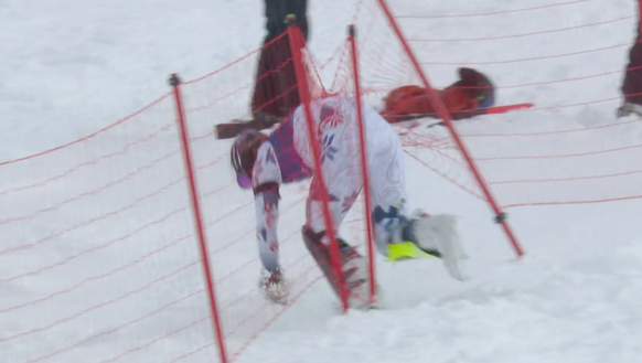 … kriecht unter dem Zaun hindurch …