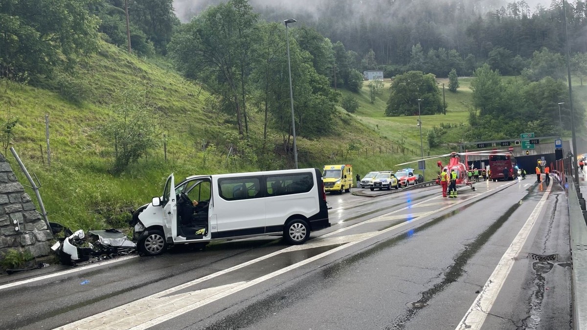 Kleinbus-kracht-bei-Rongellen-GR-in-Mauer-4-Verletzte