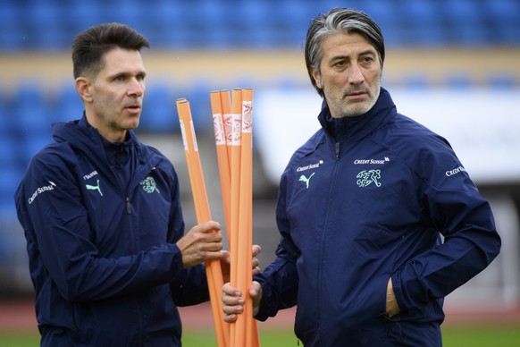 epa09506008 Switzerland&#039;s national soccer head coach Murat Yakin and his assistant Vincent Cavin (L) lead a training session in Lausanne, Switzerland, 04 October 2021. The team prepares for the u ...
