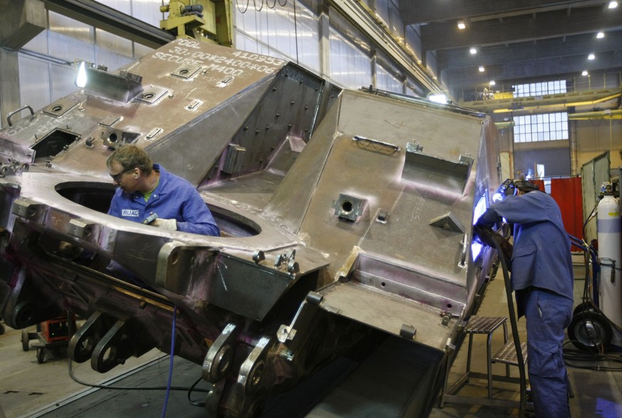 ARCHIVE - ZUR MELDUNG DES BUNDESRATS UEBER DEN VERZICHT AUF LOCKERUNG DER KRIEGSMATERIALVERORDNUNG AM 31. OKTOBER 2018 - Arbeiter bei der Herstellung von Geniepanzern in den Produktionshallen der RUAG ...