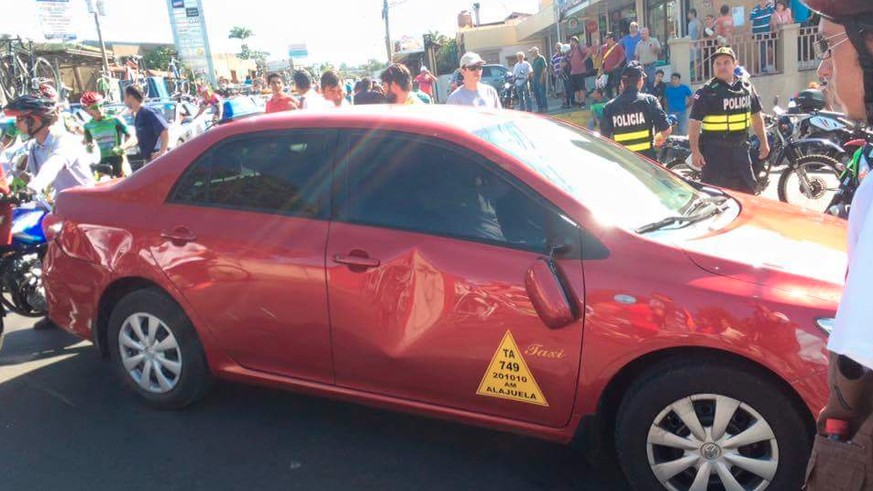 Viel Aufregung um das auch auf der rechten Seite lädierte Taxi in Alajuela.