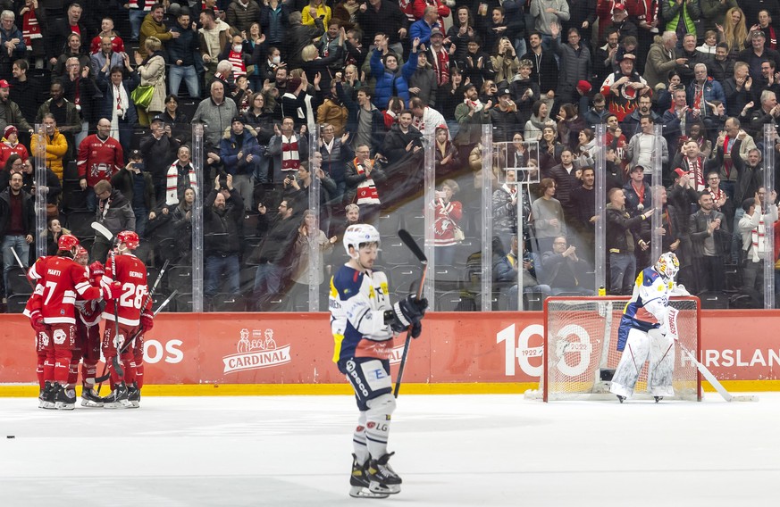 Lausanne&#039;s players celebrate their goal after scoring the 5:1, during the third leg of the National League pre playoff game of the Swiss Championship between Lausanne HC and HC Ambri-Piotta, at t ...