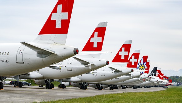 ARCHIV - SWISS-PILOTEN LEHNEN AUFGEBESSERTES GAV-ANGEBOT AB. ES DROHNT NUN EIN STREIK - Grounded &quot;Swiss&quot; and &quot;Edelweiss&quot; airline airplane are pictured at the military airfield of D ...