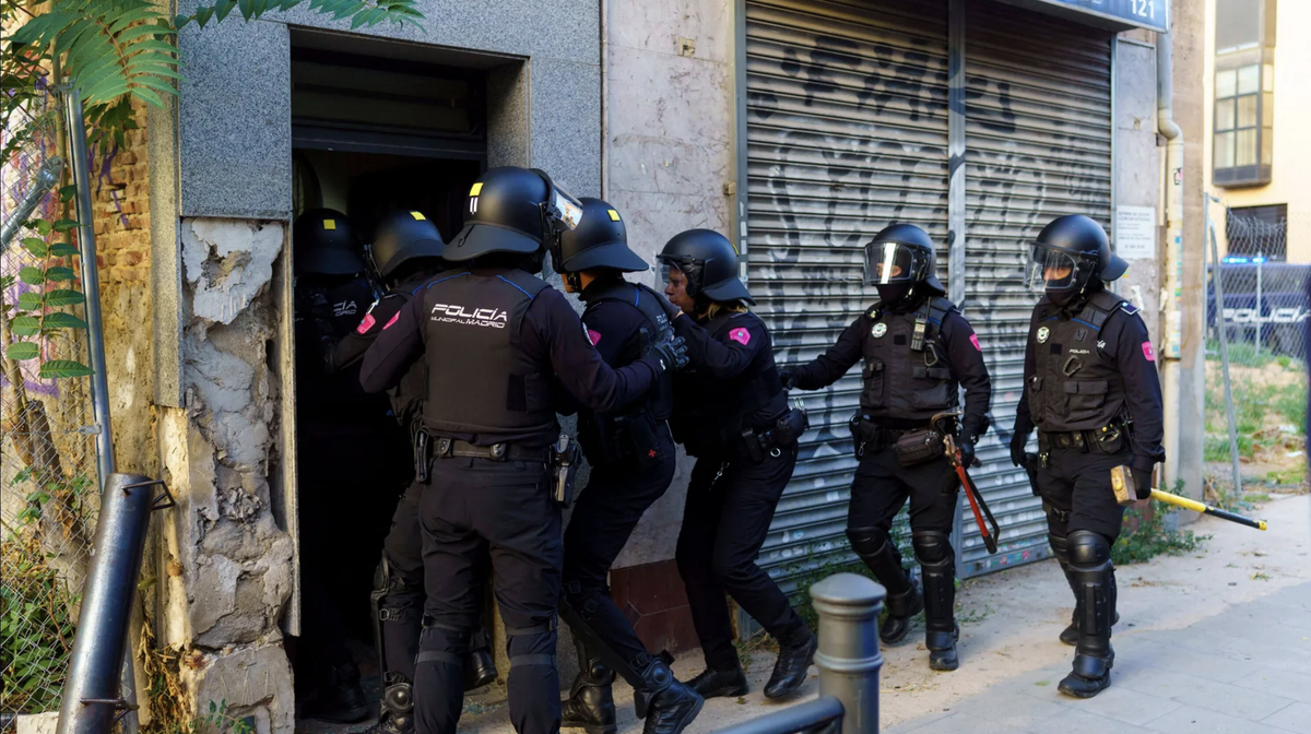 Die Polizei räumt ein besetztes Gebäude in Madrid: Das Problem nimmt in Spanien schon seit Langem überhand.