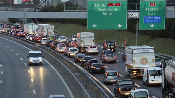 Der Verkehr auf der A1 beim Gubristtunnel Richtung Bern stockt, aufgenommen am Montag, 20. Oktober 2014, bei Duebendorf. Ein Lastwagen hat am Montagmorgen kurz nach 5 Uhr im Gubristtunnel auf der A1 v ...