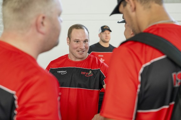 Die Innerschweizer Schwinger mit Joel Wicki, mitte, anlaesslich der Kleiderausgabe im Vorfeld des Eidgenoessischen Schwing- und Aelplerfestes ESAF 2025 von Mollis, in Filzbach am Samstag, 9. August 20 ...