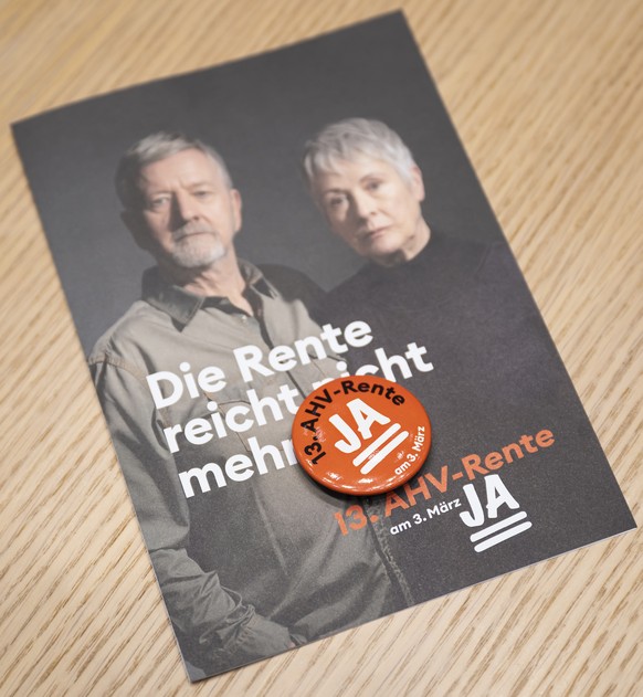 Material fuer die 13. AHV-Rente Kampagne fotografiert waehrend einer Medienkonferenz des Initiativkomitees fuer eine 13. AHV-Rente am Dienstag, 9. Januar 2024 in Bern. Am 3. Maerz wird das Schweizer V ...