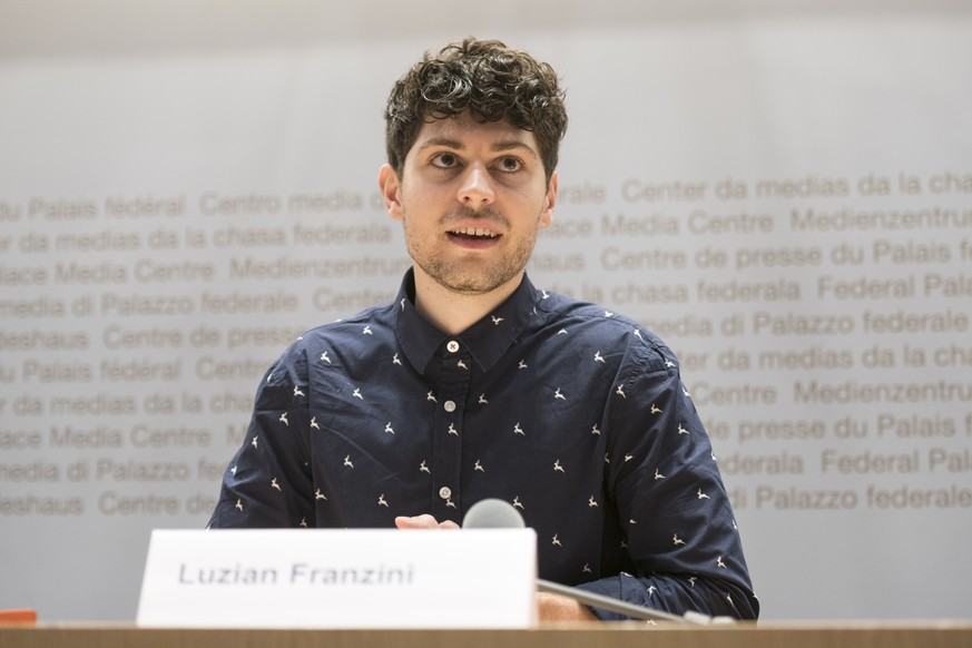 Luzian Franzini, Co-Prasident Zersiedelungsinitiative, Co-Prasident Junge Grune Schweiz, spricht an einer Medienkonferenz der ueberparteilichen Abstimmungsallianz &quot;Ja zur Zersiedelungsinitiative& ...