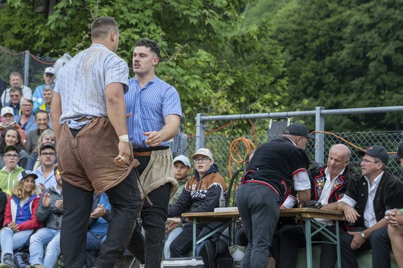 Jonas Amrhyn, rechts, und Werner Schlegel, links, im 4. Gang beim Bruenig Schwinget am Sonntag, 26. Juli 2026 auf dem Bruenig Pass. (KEYSTONE/Urs Flueeler)