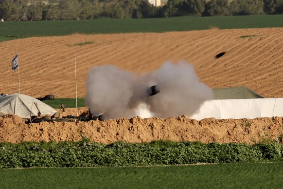 Eine eingegrabene israelische M109-Haubitze feuert auf Hamas-Ziele im Gaza-Streifen.