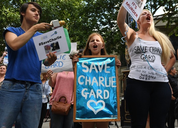 epa06079774 Supporters of the parents of Charlie Gard, Connie Yates and Chris Gard demonstrate outside the High Court in London, Britain, 10 July 2017. Connie Yates and Chris Gard have delivered a pet ...