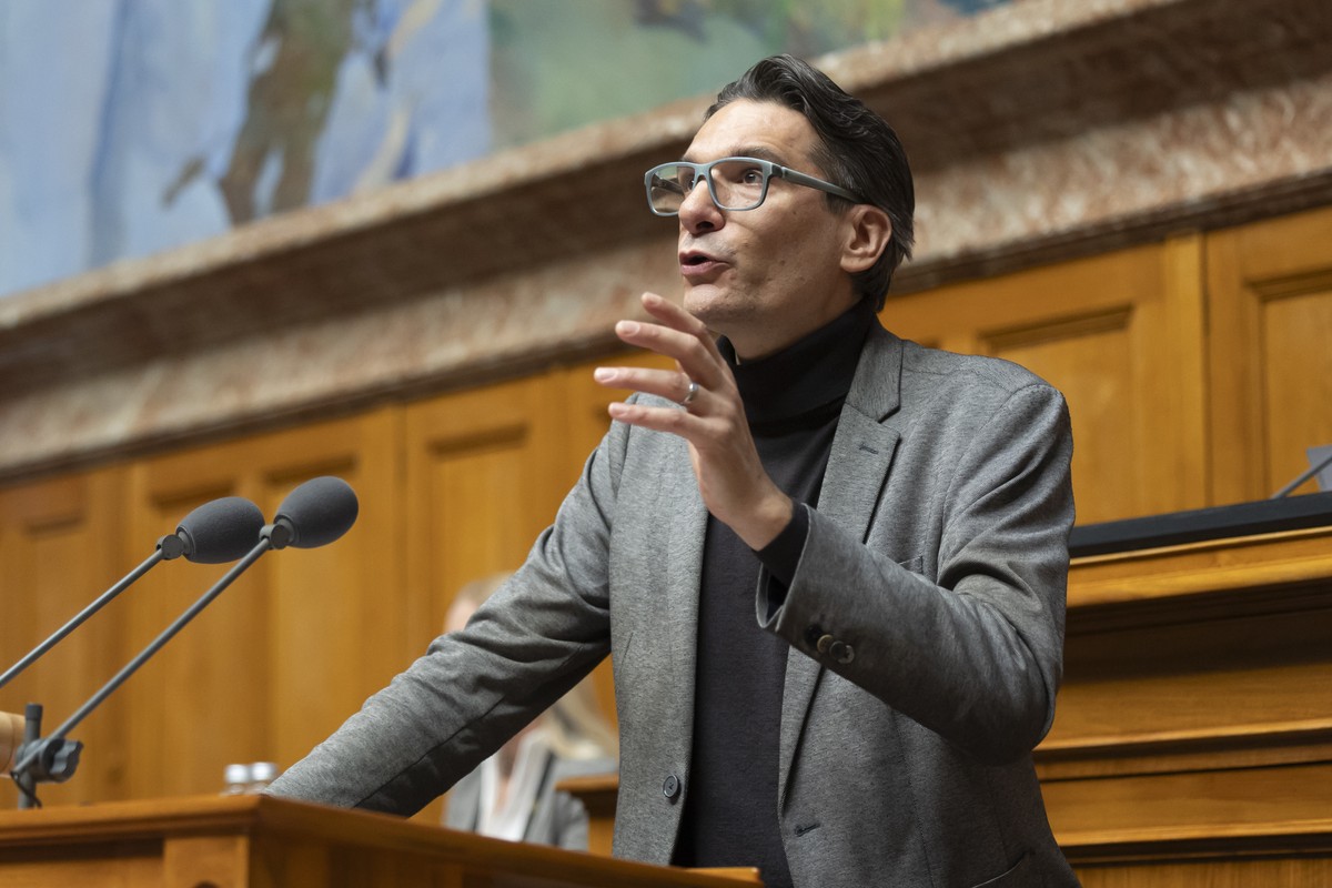 Gerhard Andrey, GP-FR, spricht waehrend der Debatte um den Voranschlag 2026 mit integriertem Aufgaben- und Finanzplan 2027-2029, waehrend der Wintersession der Eidgenoessischen Raete, am Montag, 15. D ...