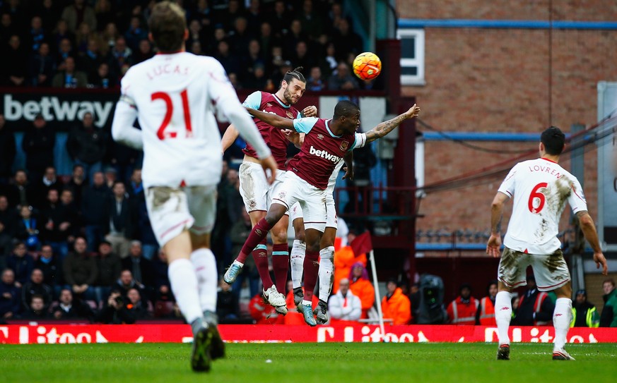 Andy Carroll (Zweiter von links) köpfelt West Hams zweiten Treffer.