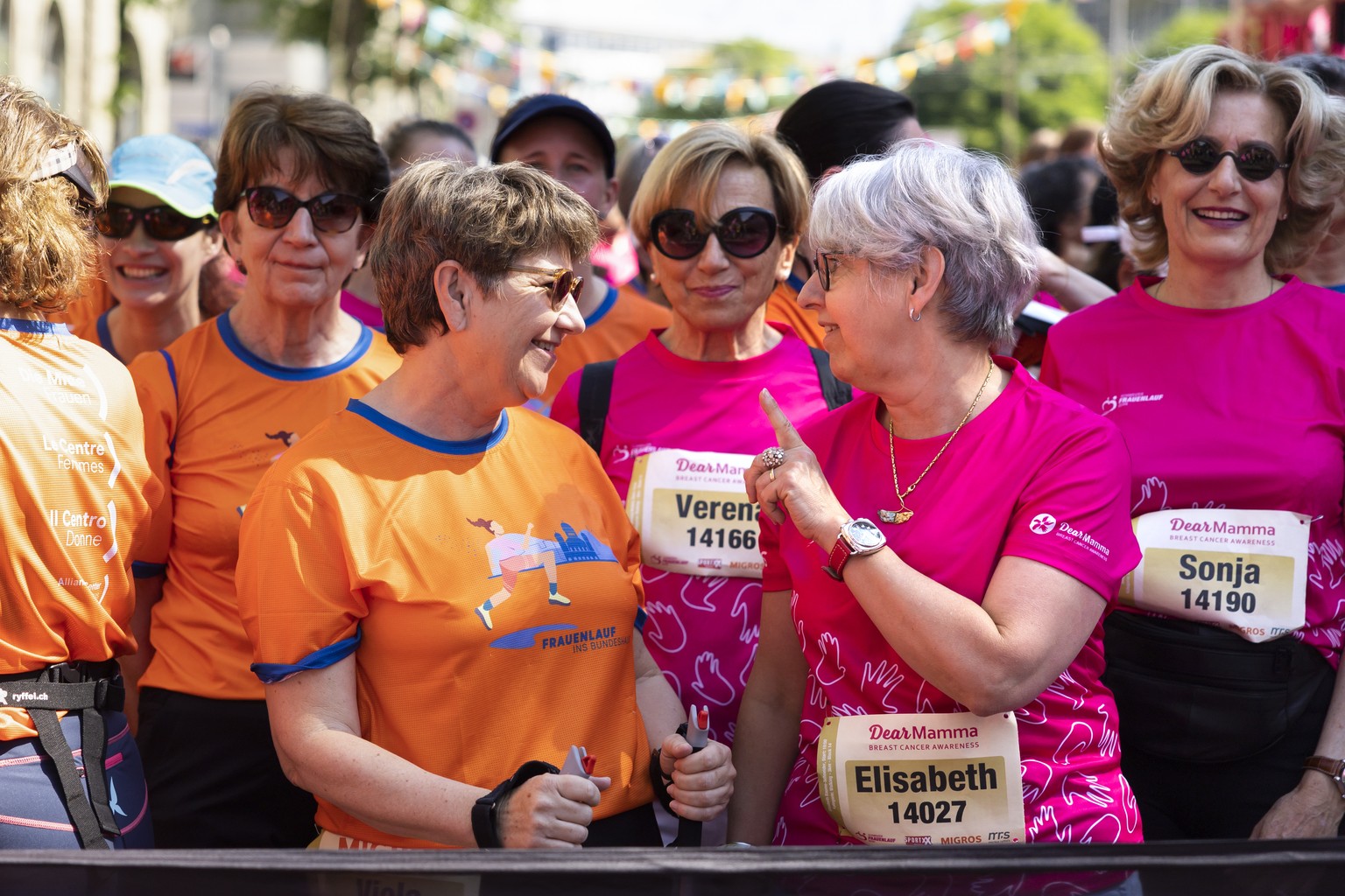 Bundesraetin Viola Amherd, links, und Bundesraetin Elisabeth Baume-Schneider, kurz vor dem Start beim 3 km easy walk for all Rennen beim 37. Schweizer Frauenlauf, am Sonntag, 11. Juni 2023 in Bern. (K ...