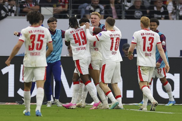 epa12898776 Antonio Nusa of RB Leipzig (C, partially seen) celebrates with teammates after scoring the 1-2 goal during the German Bundesliga soccer match between Eintracht Frankfurt and RB Leipzig in  ...
