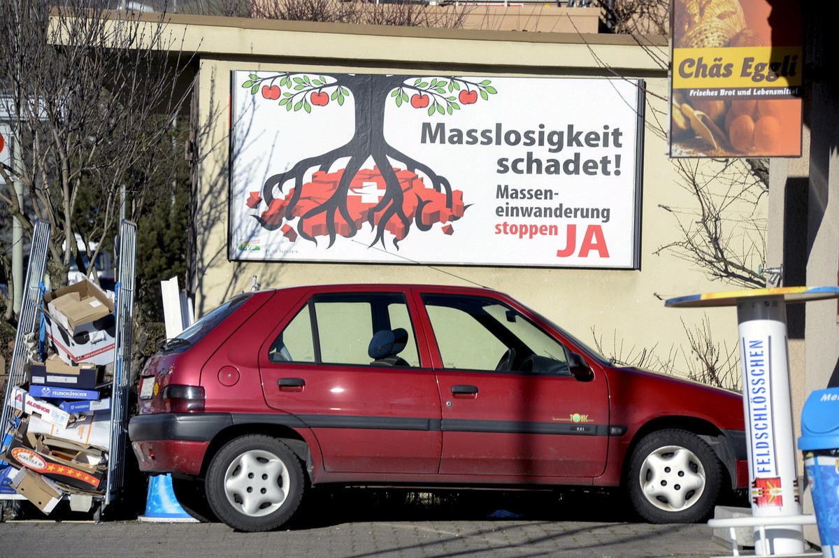 Plakat der Befuerworter der Volksinitiative "Gegen Masseneinwanderung", aufgenommen in Oberensgstringen am Dienstag, 7. Januar 2014. (KEYSTONE/Walter Bieri)