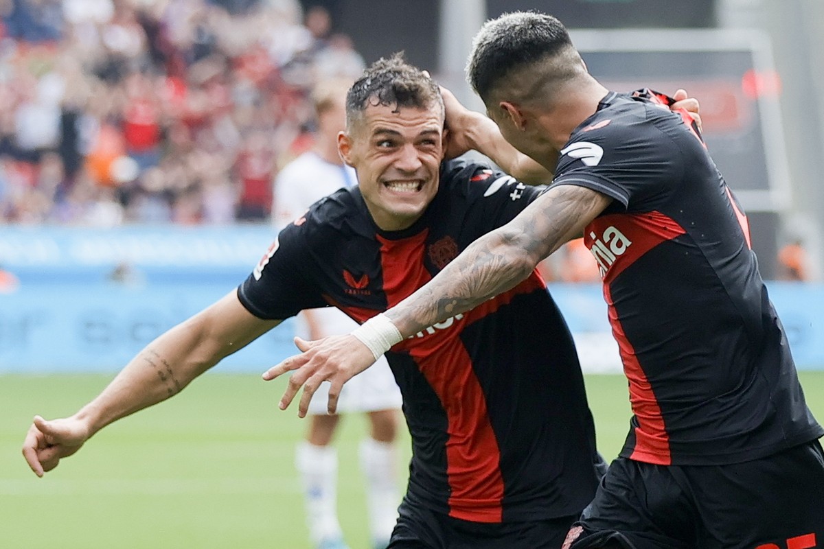 epa10835913 Leverkusen's Exequiel Palacios (R) celebrates with Granit Xhaka after scoring the 2-1 lead during the German Bundesliga soccer match between Bayer Leverkusen and SV Darmstadt 98 in Le ...