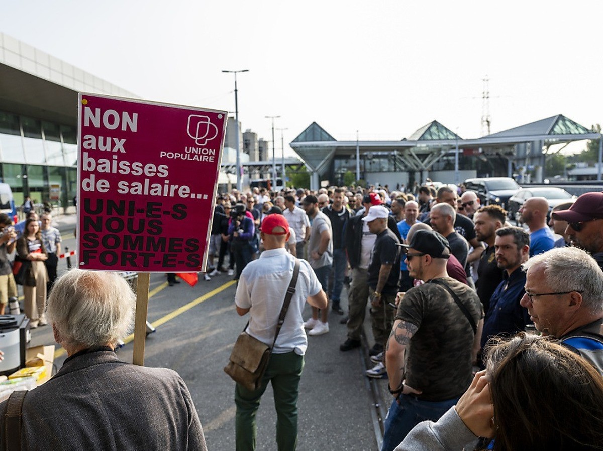 Des employés de Genève Aéroport, soutenus par le SSP, manifestent leur mécontentement contre un projet de réforme salariale.